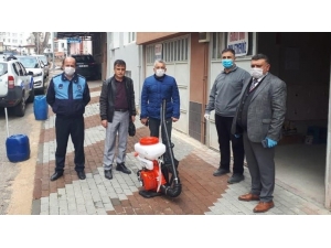 Mekanik İlaçlama Pompasını Belediyeye Bağışladı