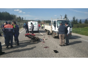 Kamyonet İle Motosiklete Çarptı: 1 Ölü