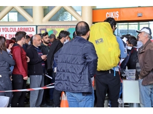 Antalya Otogarı İzin Komisyonu Önünde Aşırı Yoğunluk