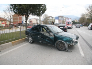 Hafriyat Kamyonun Dokunduğu Otomobil Bariyerlere Çarptı: 1 Yaralı