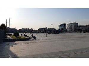 İstanbul Adliyesi Önündeki Banklar Boş Kalmadı