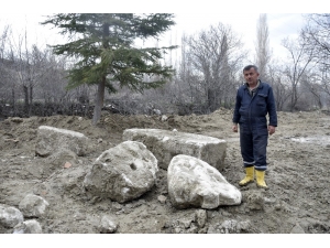 Tarlasını Sürerken Tarihi Eser Buldu
