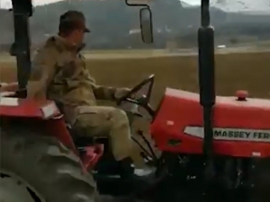 Dışarı Çıkamayan Çiftçinin Tarlasını Mehmetçik Sürdü