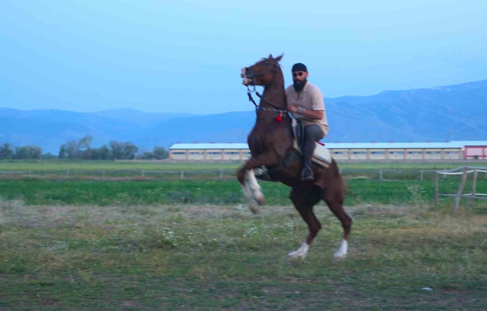 mehmet-fetihler-sultani-oyuncusu-mustafa-kaya-mus-ta-film-atlarini-hazirladi