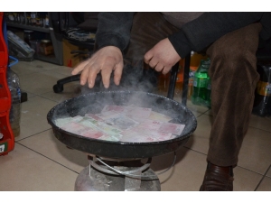 Korona Virüse Karadeniz Usulü Çözüm: “Paraları 100 Derecede Kaynatıyor”