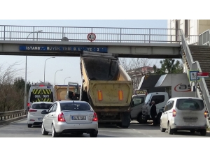 Damperi Bozuk Olan Kamyon Üstgeçide Takıldı