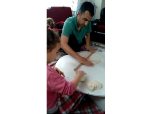 Evde Kalan Babaların Görüntüleri Gülümsetti