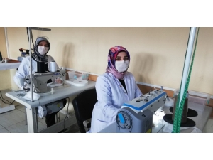 Meslek Lisesi Öğretmen Ve Öğrencileri Günlük 3 Bin Maske Üretiyor