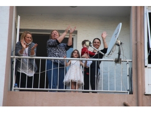 İzmir’de Evden Çıkamayan Vatandaşlar Müzik Eşliğinde Balkonda Dans Etti