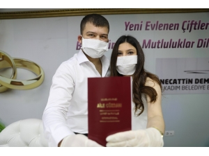 Korona Virüsüne Karşı Tıbbı Maske Ve Eldivenli Nikah