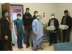 Van’da Sağlık Çalışanlarına Pizza Sürprizi