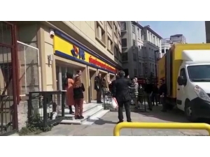 Postanenin İlaçlanmak İçin Kapatılmasına Kızan Şahıs Ortalığı Birbirine Kattı