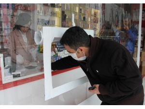 Eczanede Pencereden Alışveriş