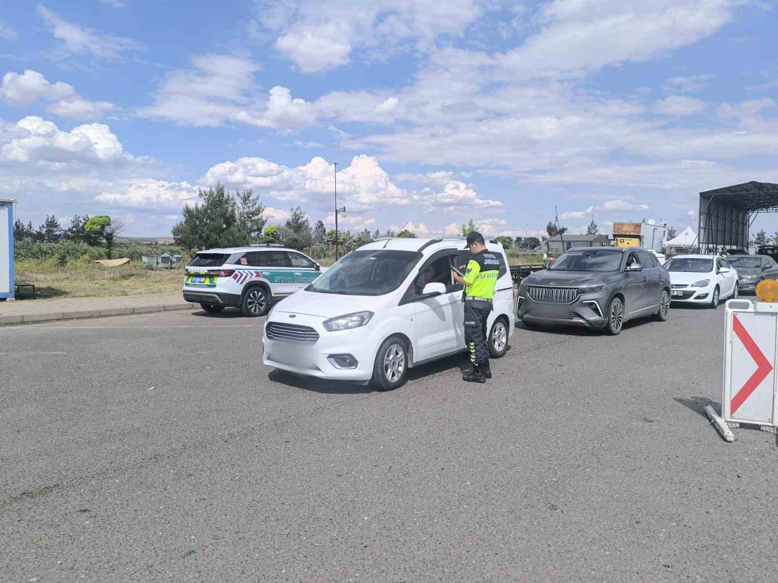 gaziantep-te-sok-yol-kontrol-uygulamasi-74-aranan-sahis-yakalandi