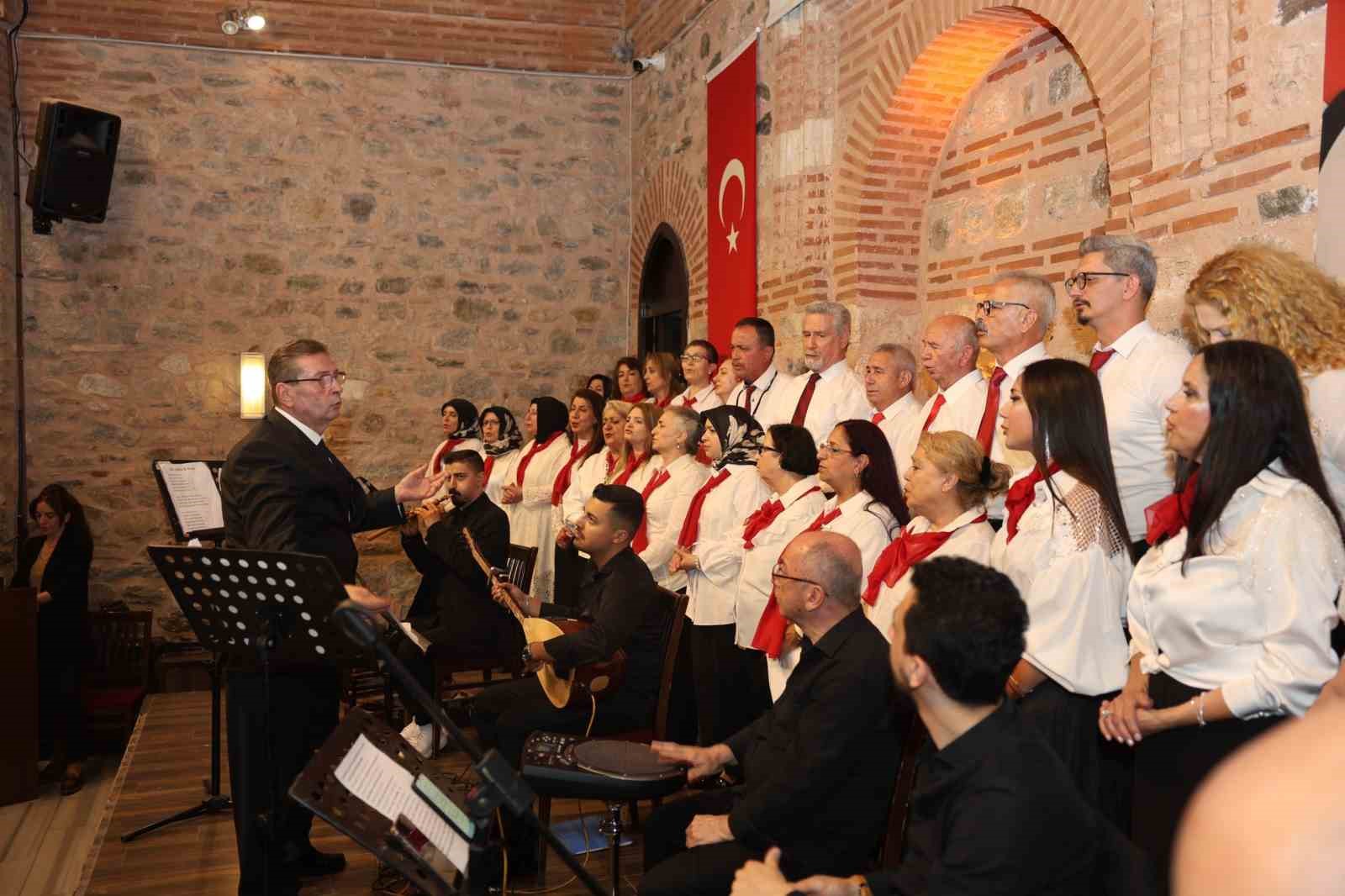 osmangazi-de-turkuler-gonullere-islendi