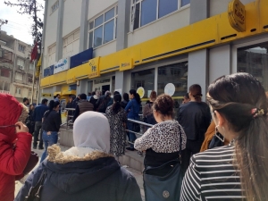 Ptt Önünde Kadınların Sıra Tartışması