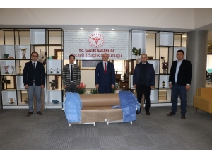 Öğretmenler Ek Ders Ücretleri İle Aldıkları Kumaşları Sağlık Çalışanlarına Bağışladı