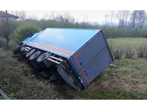 Samsun’da Kargo Kamyonu Şarampole Yuvarlandı: 1 Yaralı