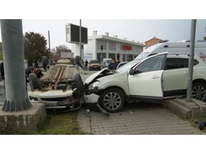 Göreve Giden Polisler Kaza Yaptı: 3 Yaralı