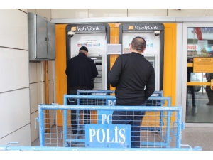 Elazığ’da Korona Virüsüne Karşı Atm Önlerinde Sosyal Mesafe Önlemi