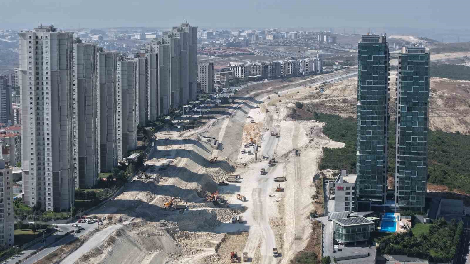 gokdelenler-arasinda-yuzlerce-is-makinesi-istanbul-a-nefes-aldiracak-yol-icin-calisiyor
