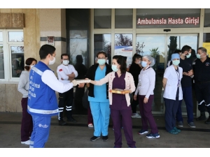 Büyükşehirden Korona Virüsle Mücadele Edenlere Baklava İkramı