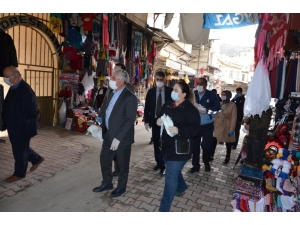 Çermik’te Esnafa Maske Ve Eldiven Dağıtıldı