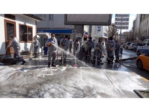 Kırıkkale’nin ‘Hijyen Timi’ Tüm Şehri Köpükle Yıkadı