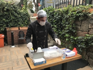 Restoranda Korona Virüse Karşı Sıra Dışı Önlem: Dezenfekte Kabini