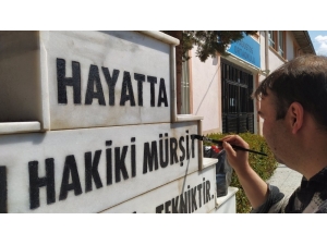 Dükkanını Kapatınca Atatürk Büstlerini Onarmaya Başladı