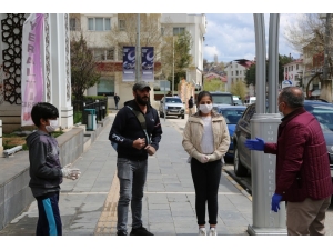 Tunceli’de Vali Sokağa Çıktı, Hem Maske Dağıttırdı, Hem De Evde Kalın Çağrısında Bulundu