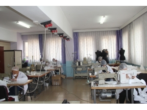 Şanlıurfa’da Usta Öğreticiler Korona Virüse Karşı Maske Üretiyor