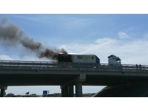 Köprülü Kavşakta Hareket Halindeki Cam Yüklü Tır Yandı