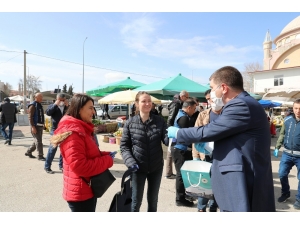 Burdur Belediyesi Salı Pazarında Ücretsiz 10 Bin Adet Maske Dağıttı