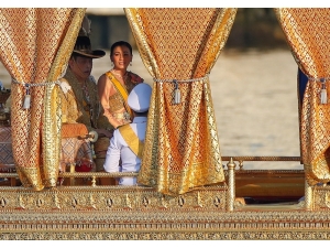 Tayland Kralı, Haremi İle Lüks Otelde Karantinada