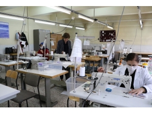 Gönüllü Öğretmenler Sağlıkçılar İçin Maske Üretiyor