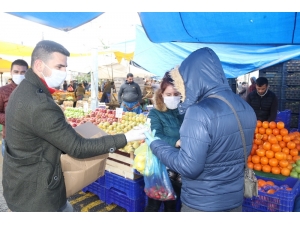 Semt Pazarlarında Maske, Eldiven Ve Dezenfektan Dağıtıldı