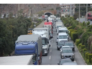 Antalya’da Korona Virüs Uygulamasında Kilometrelerce Araç Kuyruğu