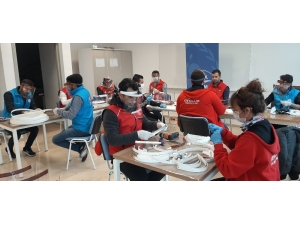 Gençler Sağlık Çalışanları İçin Yüz Kalkanı Üretiyor