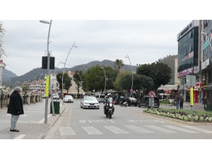 Marmaris’te Polis Ekipleri Sokak Sokak Dolaşarak Evde Kalın Çağrısı Yaptı