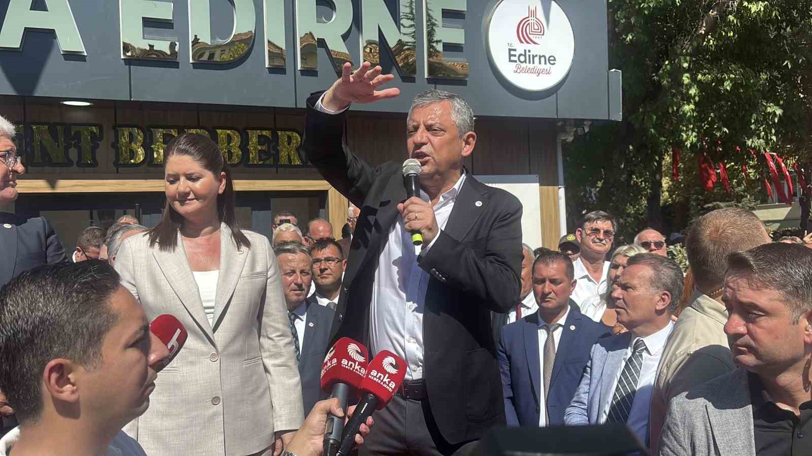 ozgur-ozel-den-pes-pese-gaflar-eski-partisi-chp-dedi-ardindan-iyi-parti-dedi