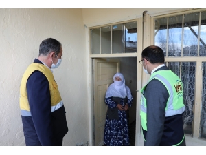 Kaymakam Ve Belediye Başkanı Vatandaşların İhtiyacını Birlikte Teslim Etti