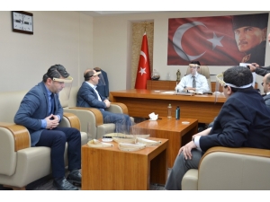 Gençlerden Sağlıkçılara Siperlikli Maske