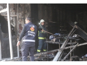 Yanan İş Yerinde Tekrar Dumanların Yükselmesi Ekipleri Alarma Geçirdi