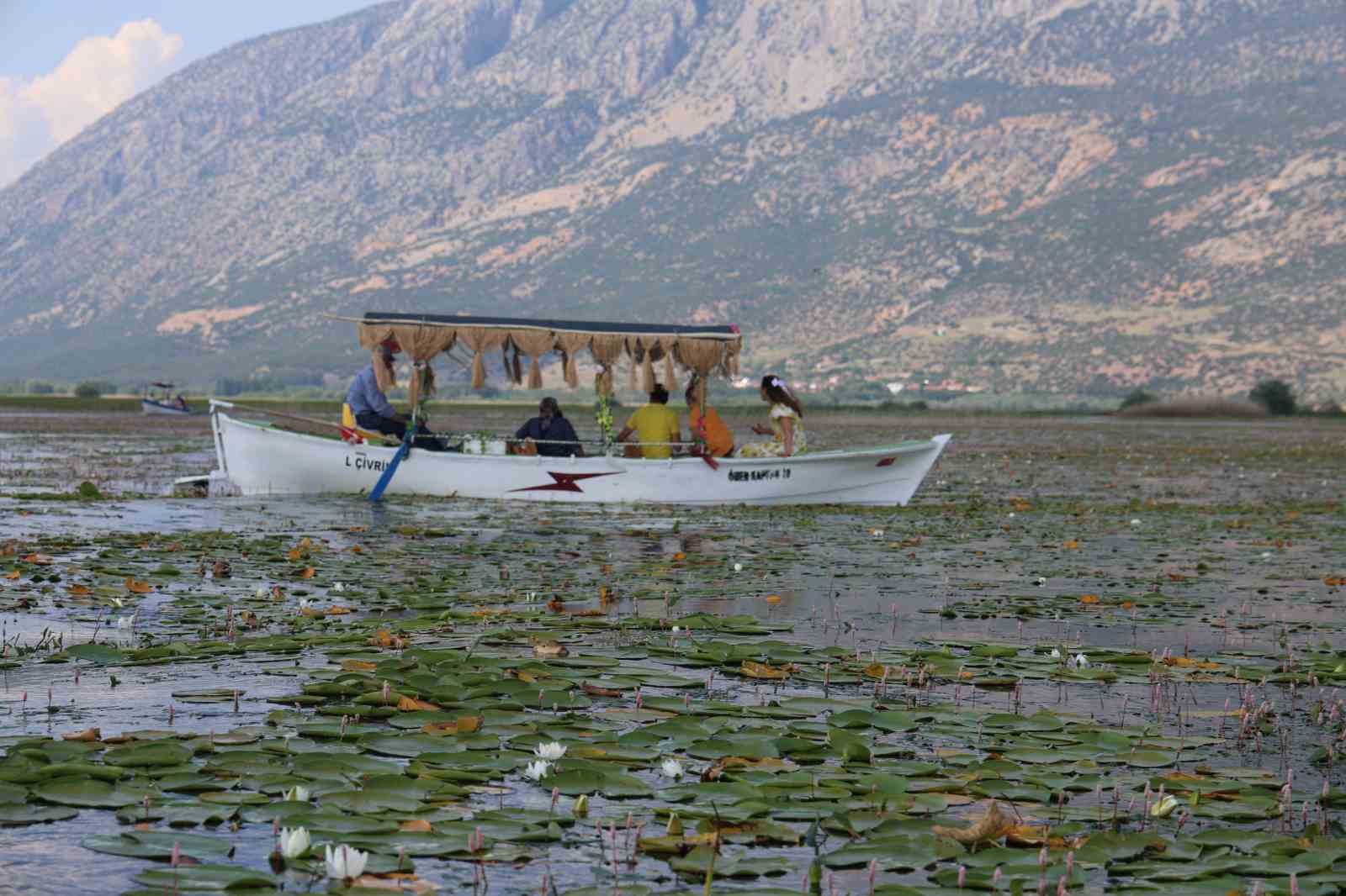 gecen-yil-kuraklik-bu-yil-ise-asiri-yagislar-niluferlerin-gorsel-solenini-geciktirdi