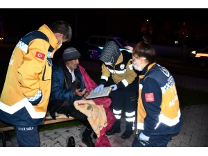 Yorganla Parktaki Bankta Yatan Yaşlı Adama Aksaray Belediyesi Sahip Çıktı
