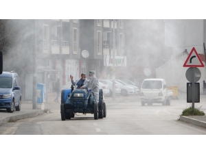 Köy Muhtarları Mikropları Traktörleriyle Öldürdü