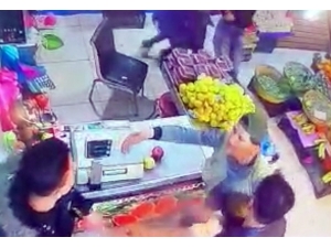 Esenyurt’ta Manav Dükkanında Tekme Tokat “Hırsız” Kavgası Kamerada