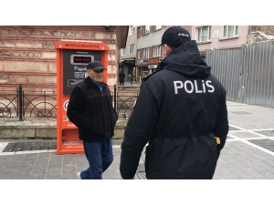 İstanbul’da Sokağa Çıkan Yaşlıların Polisi İkna Çalışmaları Kamerada