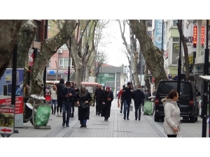 Evde Kal Çağrısına Uymadılar, Caddeleri Doldurdular